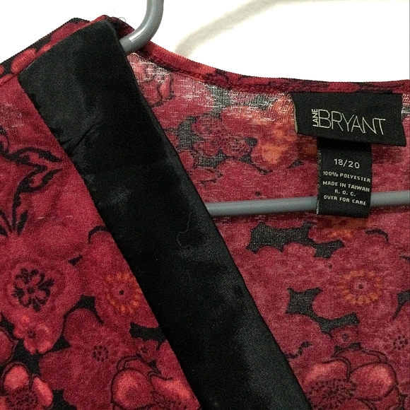 Romantic Lane Bryant Red Roses Top 22/24 - Picture 2 of 4